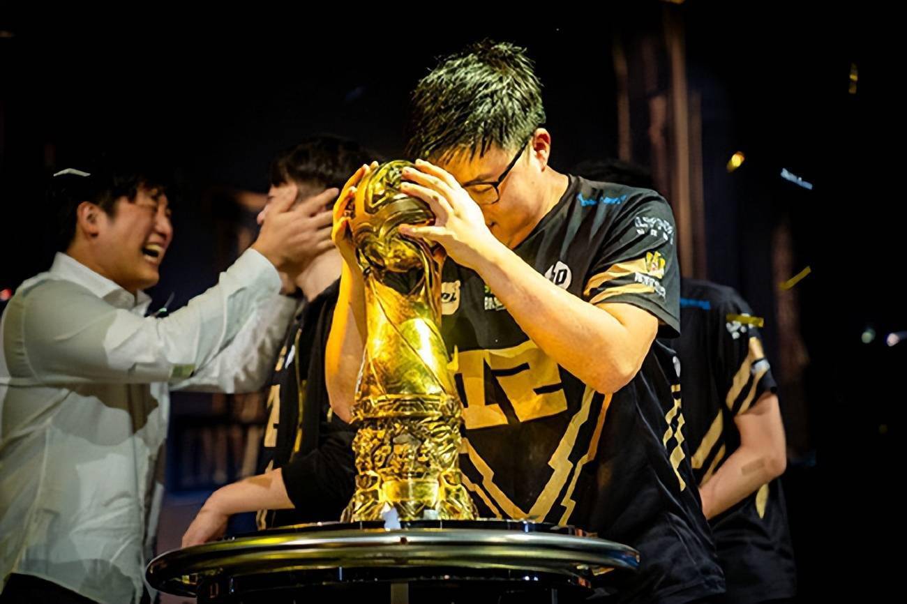 包含夺冠引发热议！，德布劳内在RNG比赛中反败为胜比赛高潮迭起的词条