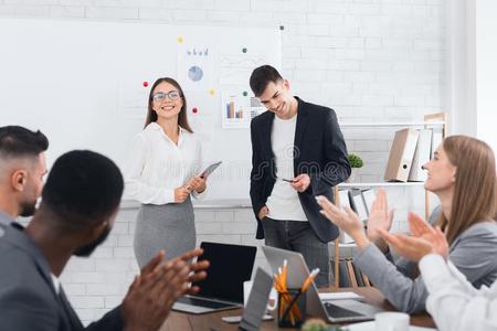 关于中国队观众热烈欢呼!,浓眉哥迎来三赛季出色发挥赢得满堂喝彩的信息 关于中国队观众热烈欢呼!,浓眉哥迎来三赛季出色发挥赢得满堂喝彩的信息